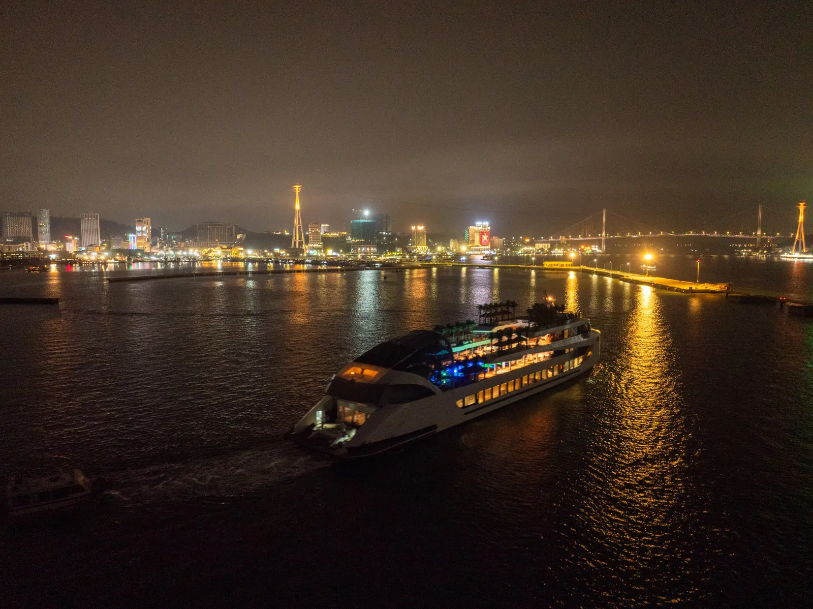 Dolphin Halong Cruise · 2