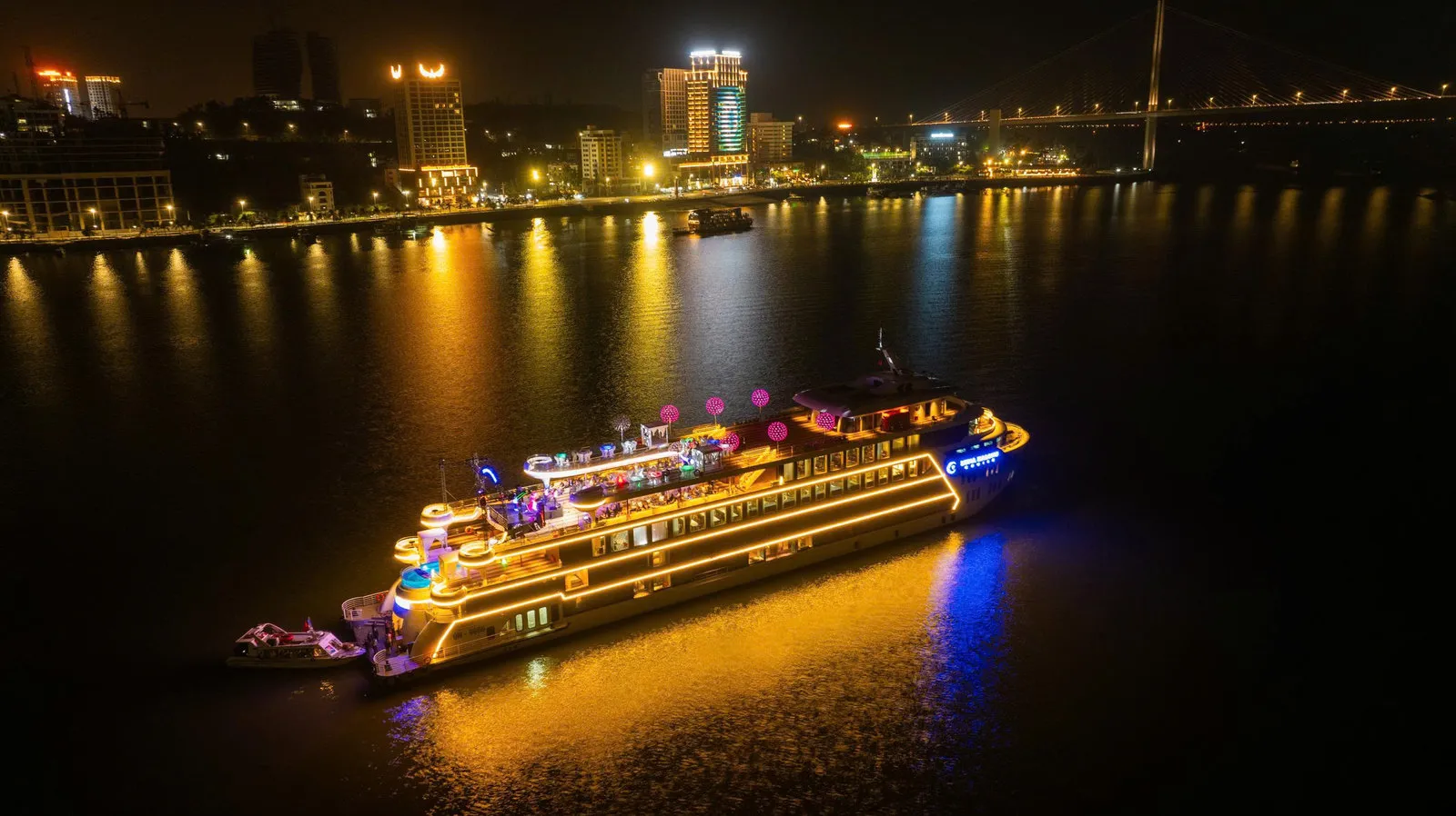 Luna Halong Cruise · 2